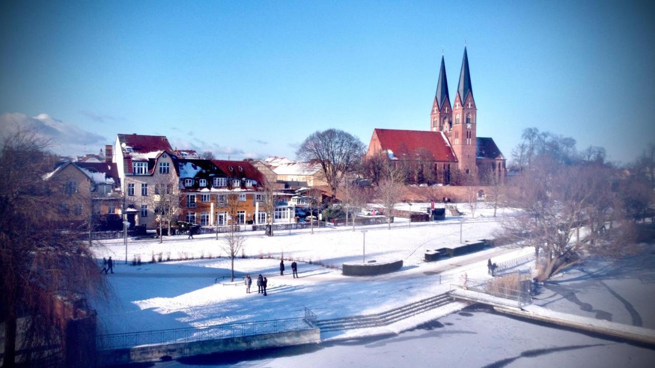 Altes Kasino Hotel Am See ノイルピーン エクステリア 写真