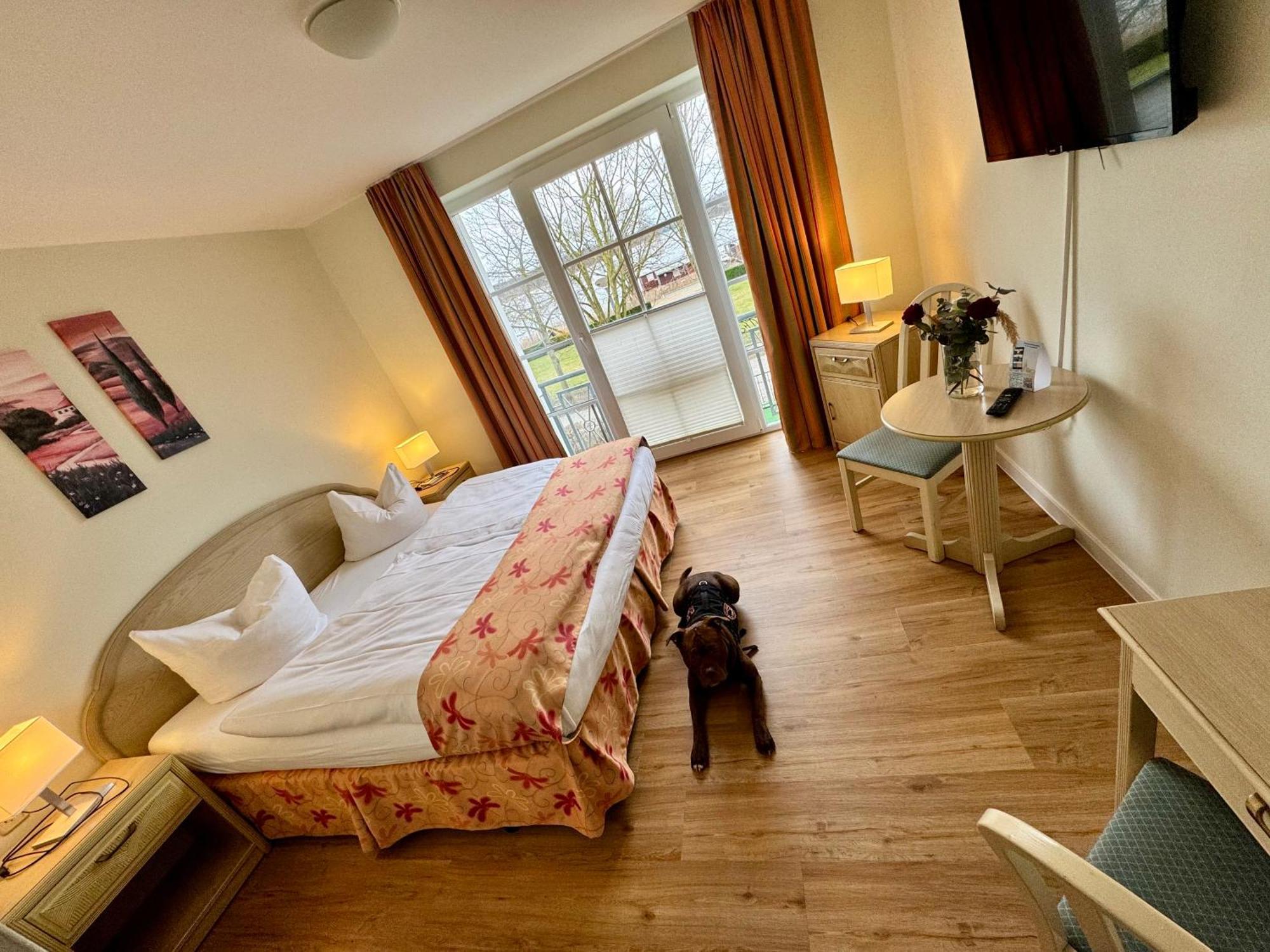Altes Kasino Hotel Am See ノイルピーン エクステリア 写真