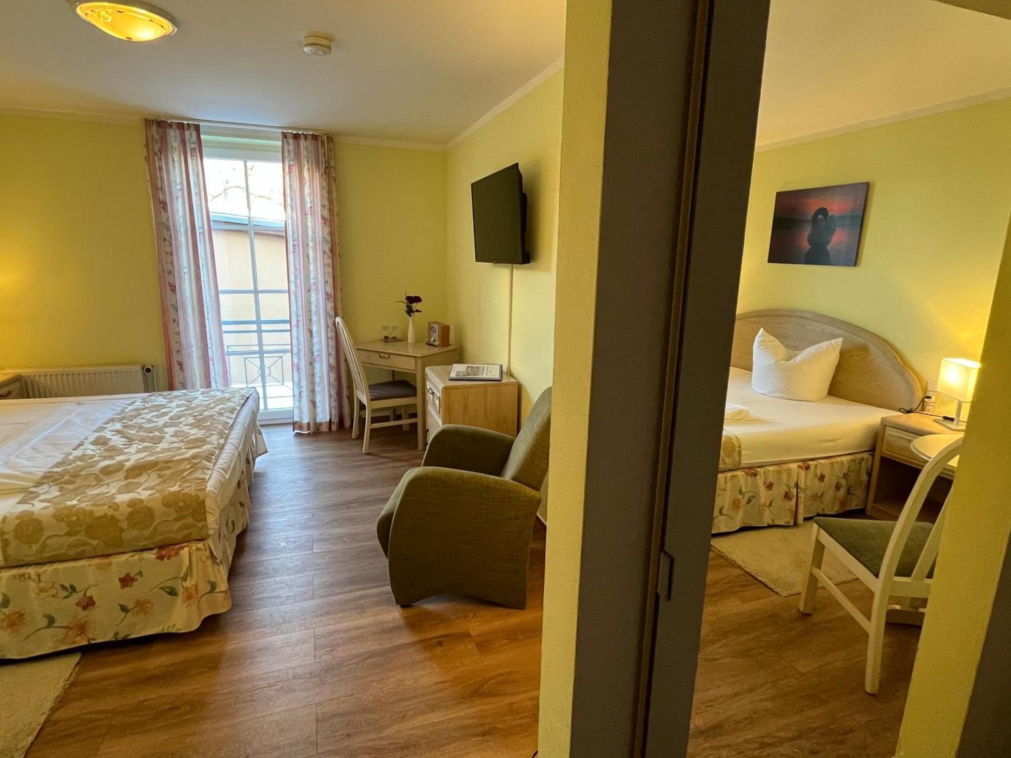Altes Kasino Hotel Am See ノイルピーン エクステリア 写真