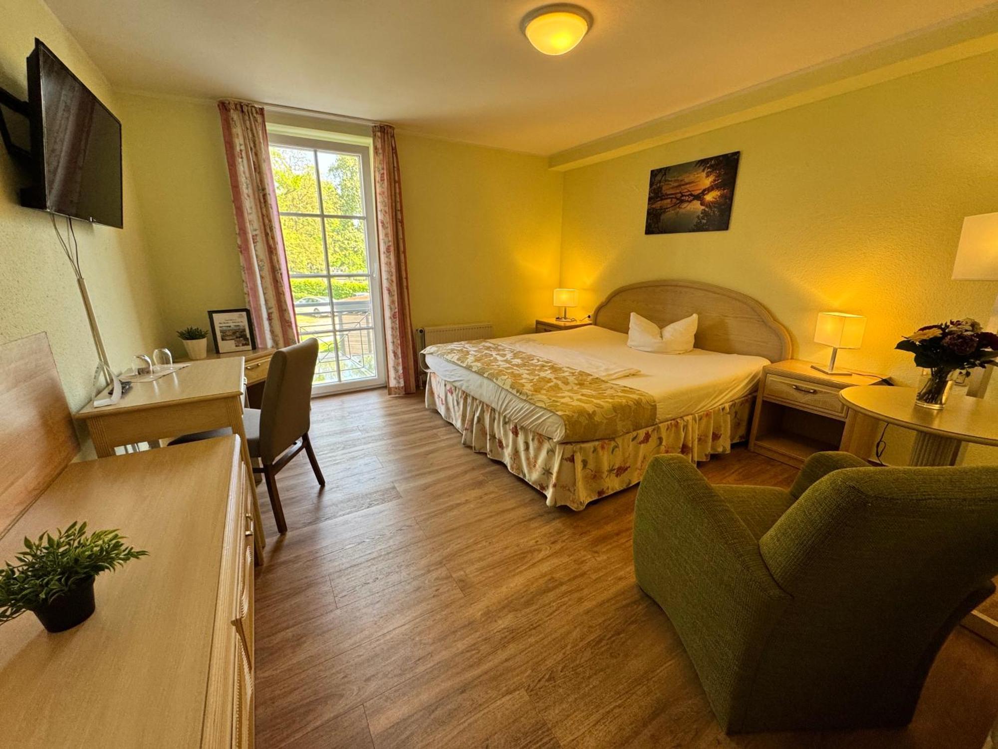 Altes Kasino Hotel Am See ノイルピーン エクステリア 写真
