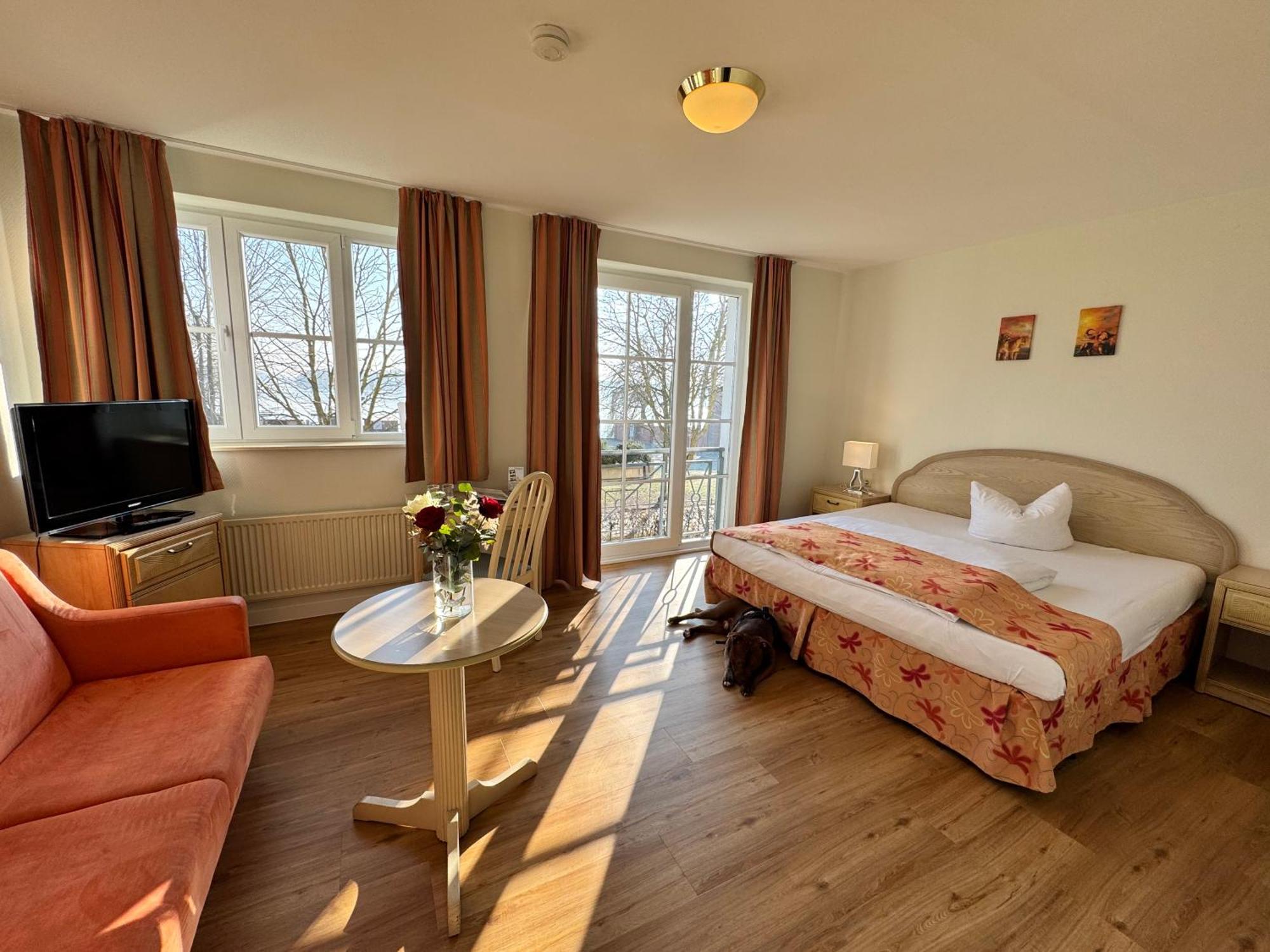 Altes Kasino Hotel Am See ノイルピーン エクステリア 写真