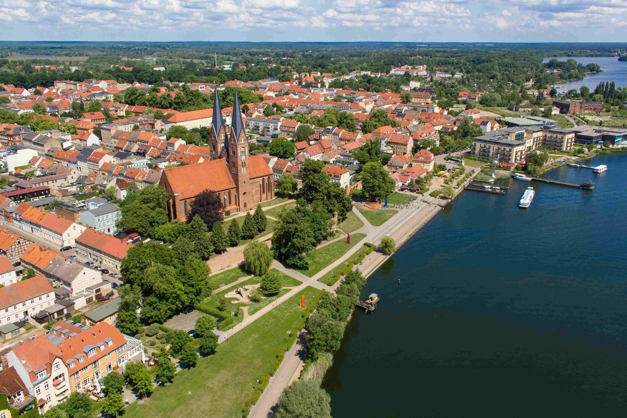 Altes Kasino Hotel Am See ノイルピーン エクステリア 写真