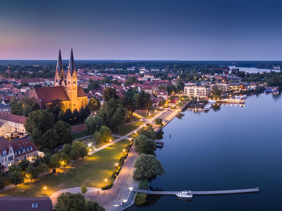 Altes Kasino Hotel Am See ノイルピーン エクステリア 写真